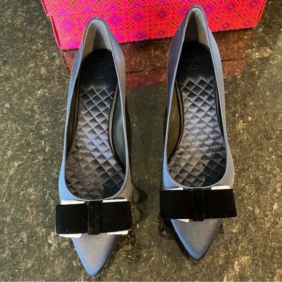 New Tory Burch Gigi Block Heel Pump, Navy Blue Satin, Crystal Embellished Logo - Picture 5 of 16